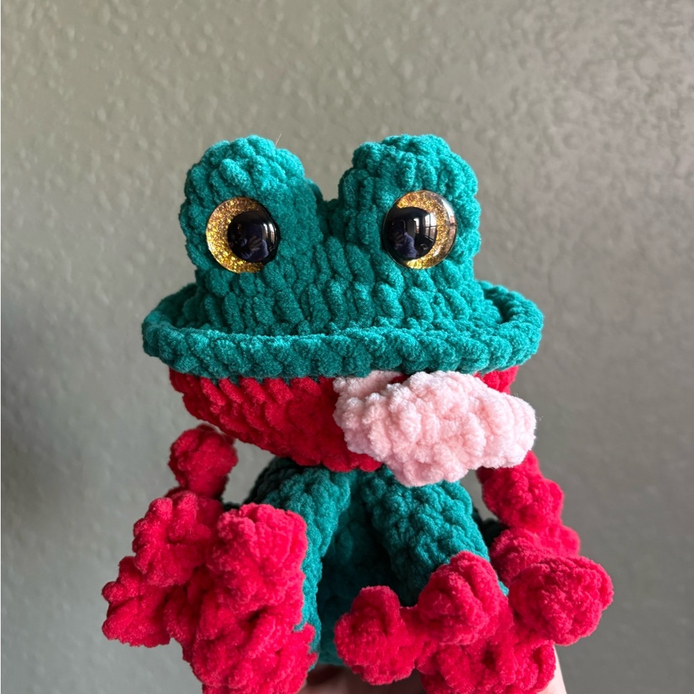 🐸Handmade crochet frog-Red & Green Gold hand painted eyes